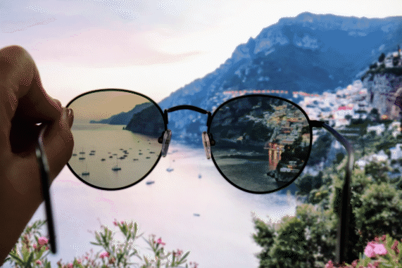 Immagine in movimento di occhiali da sole polarizzati che ruotando oscurano lo sfondo