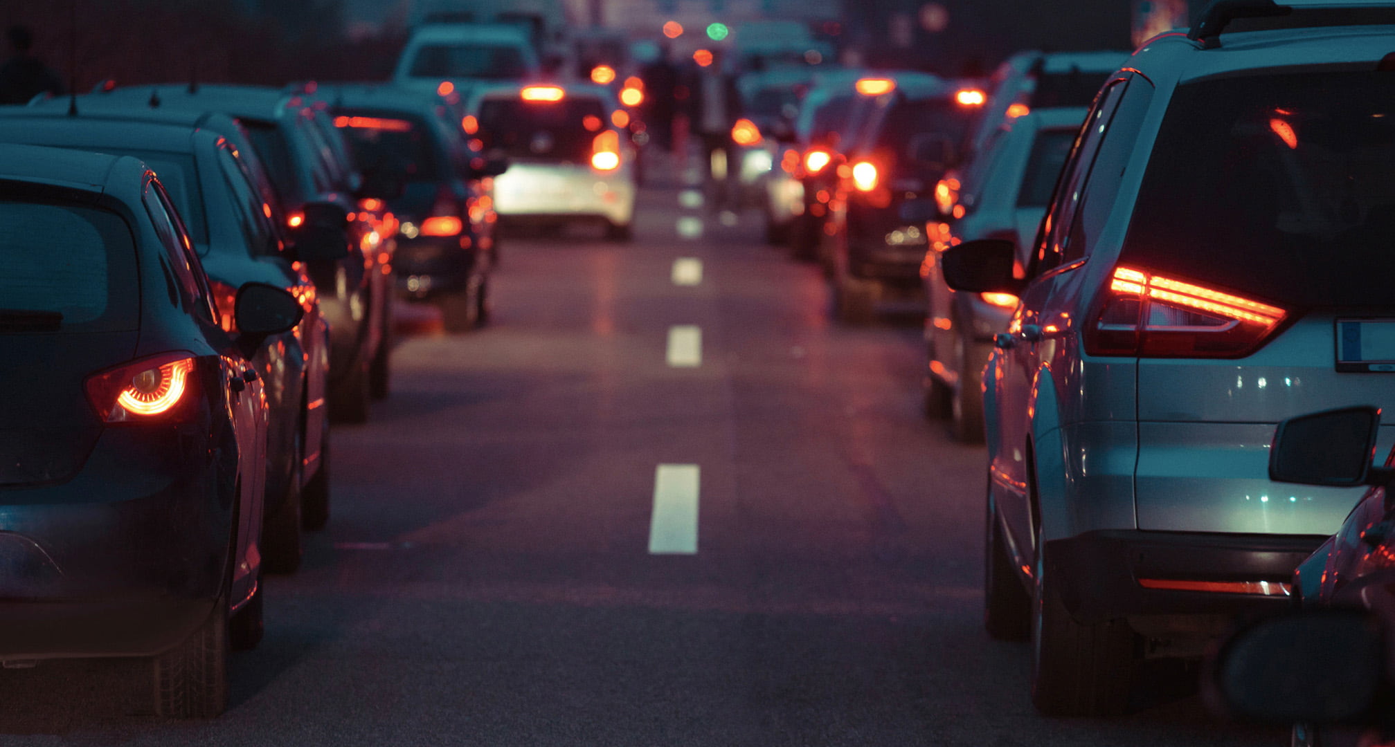 Il campo visivo delle luci posteriori dell'auto è chiaro e rappresenta la visione standard di notte.