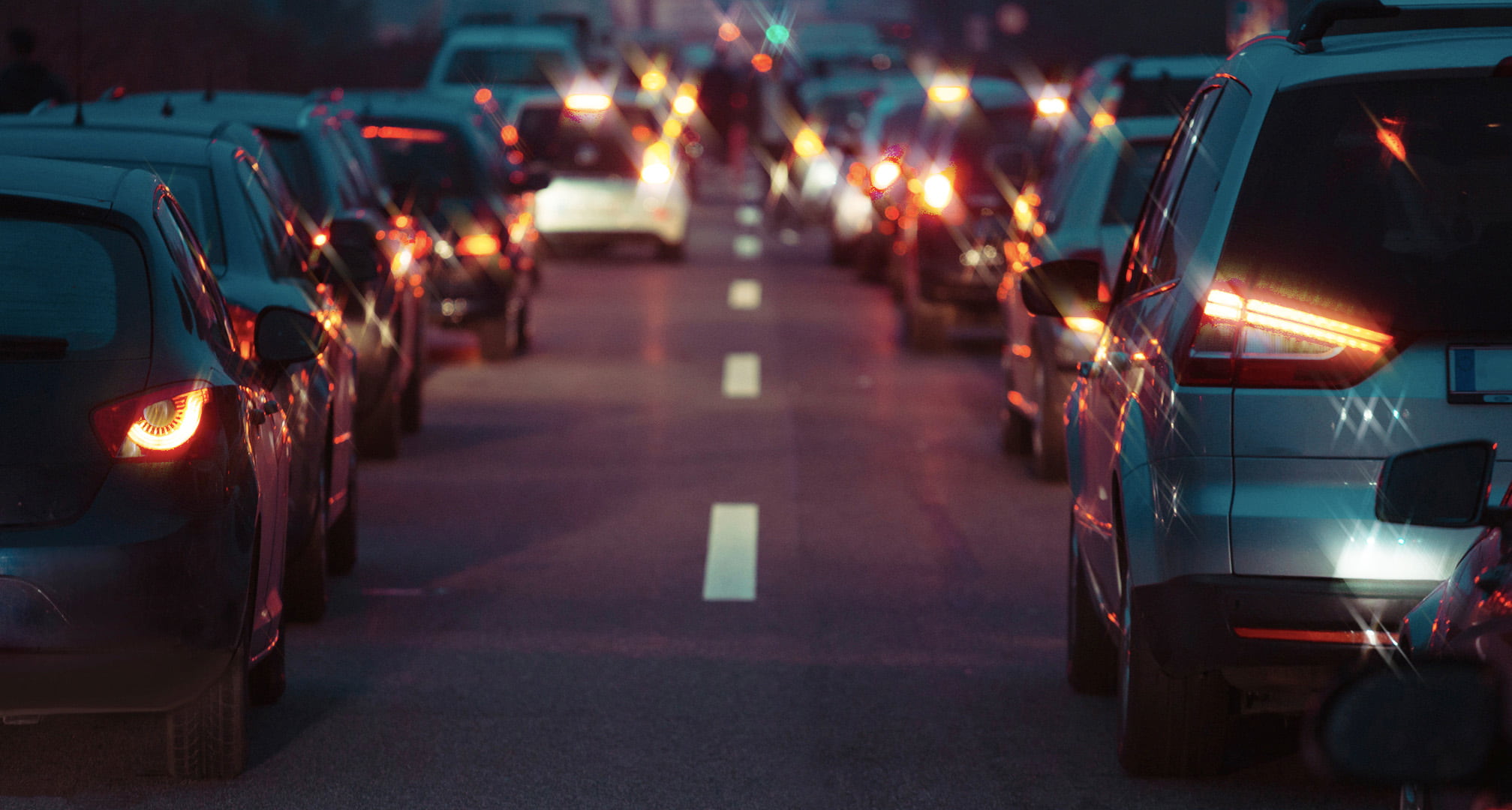 Raggi di luce che attraversano il centro dei fanali posteriori di un'automobile come avviene nei casi di astigmatismo notturno (sinistra). Luci posteriori chiare di un'auto di notte viste da un occhio normale (a destra).