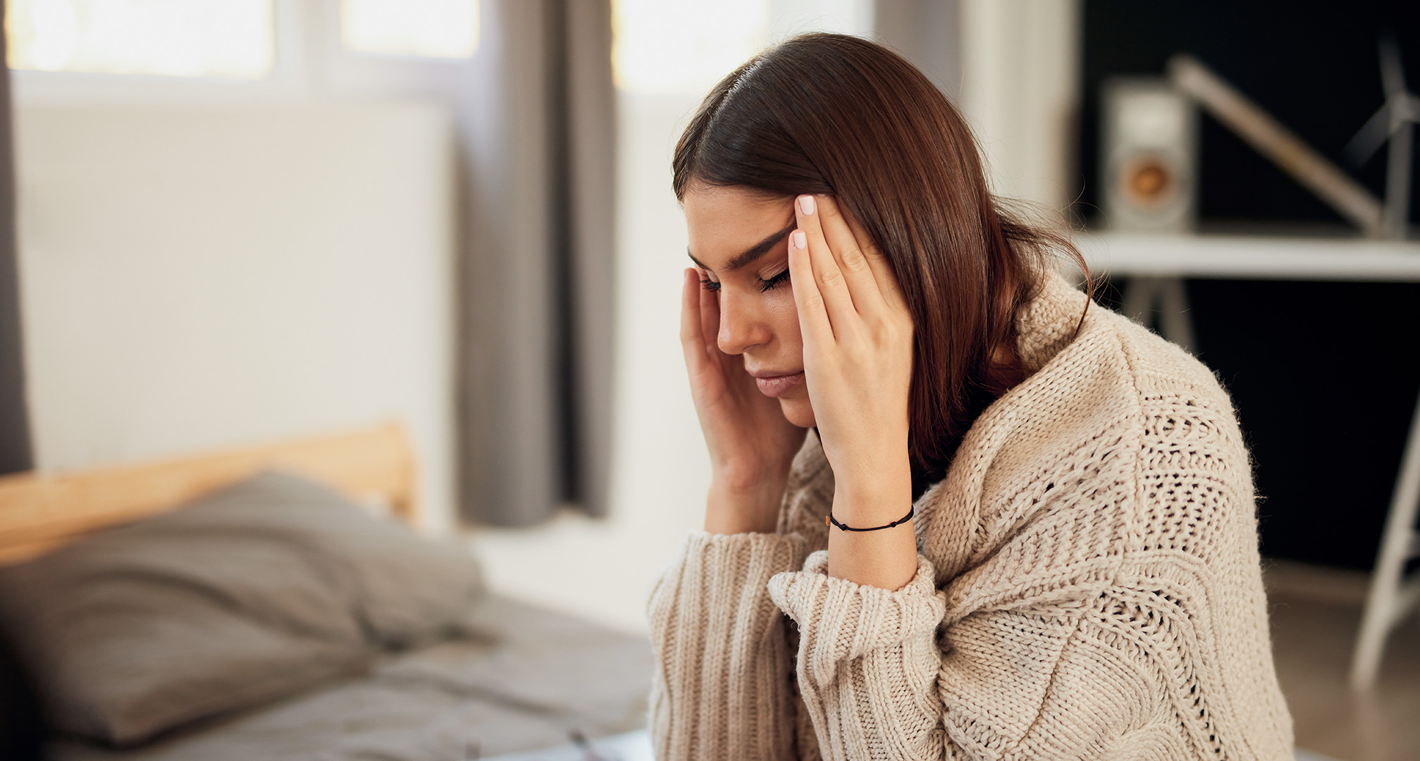 persona con gli occhi chiusi che si regge la testa