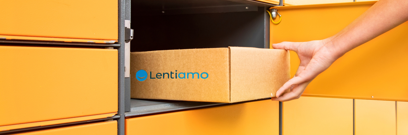 mano che prende pacco postale con logo lentiamo da un locker giallo