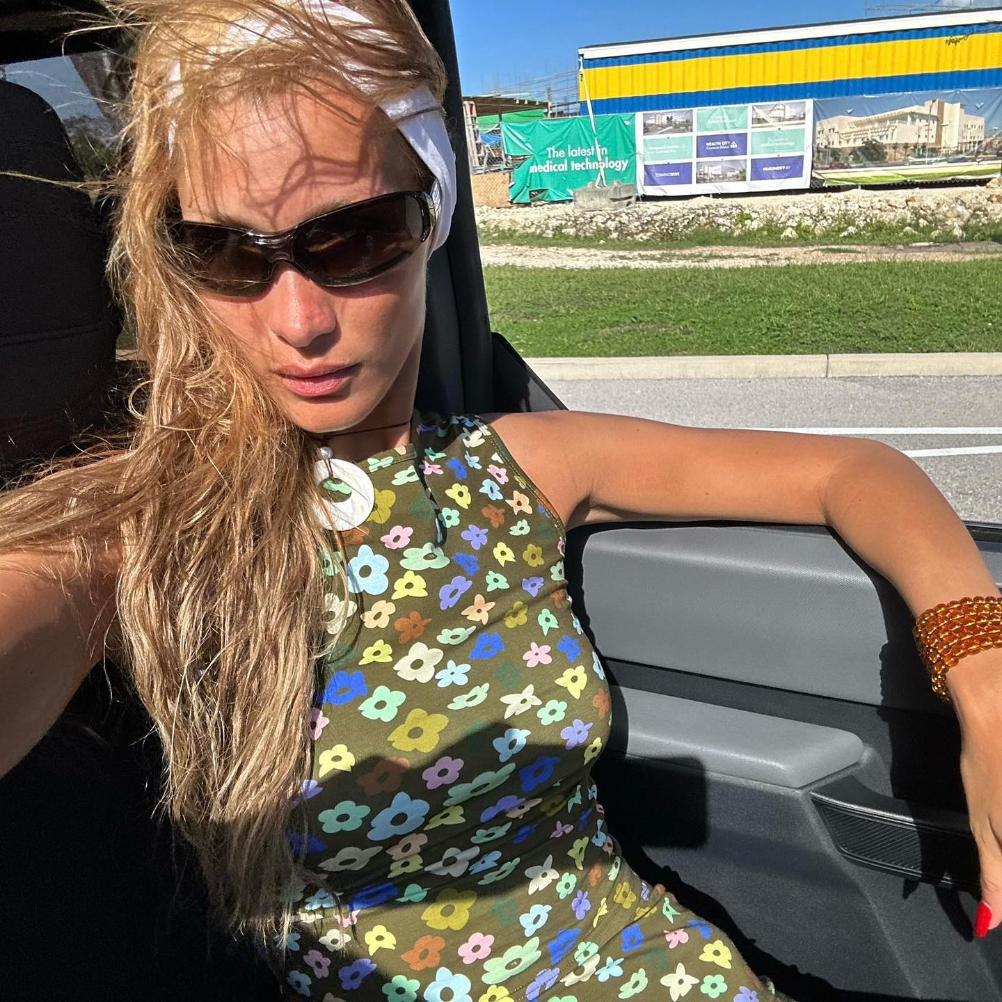 Bella Hadid con occhiali da sole sportivi mentre viaggia in auto