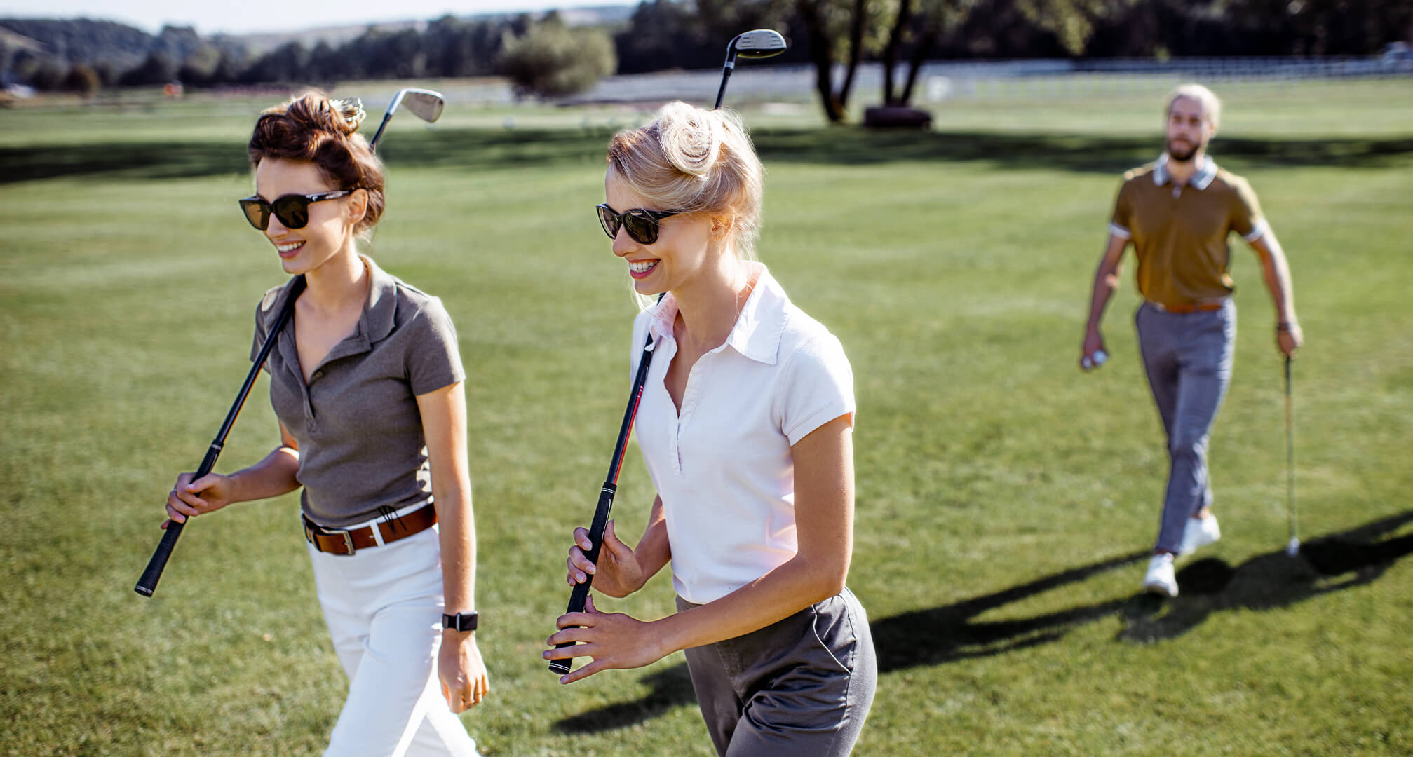 due persone che giocano a golf indossando gli occhiali da sole