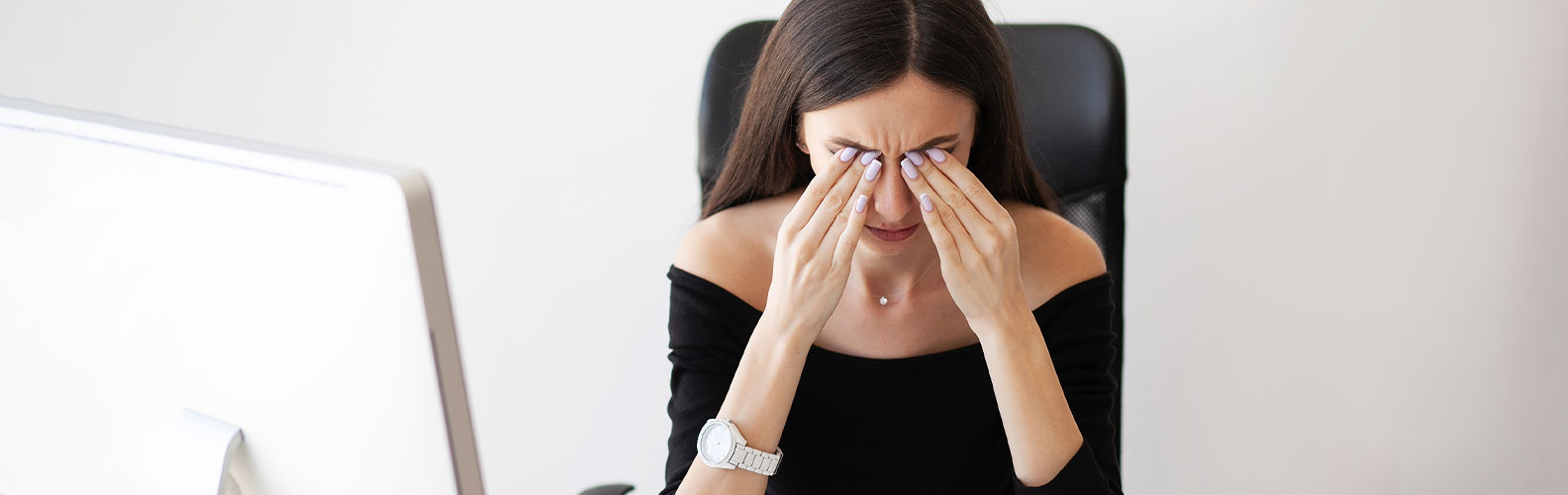 donna affetta da dolore agli occhi, possibile sindrome ischemica oculare